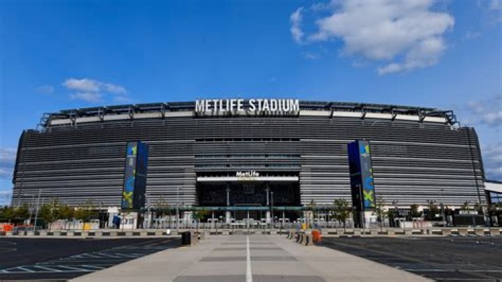 Does the MetLife Stadium have a dome