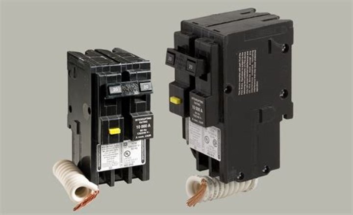 How does a house circuit breaker work