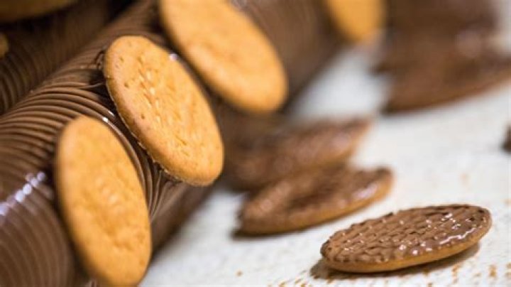 How many calories are in a Mcvities chocolate digestive