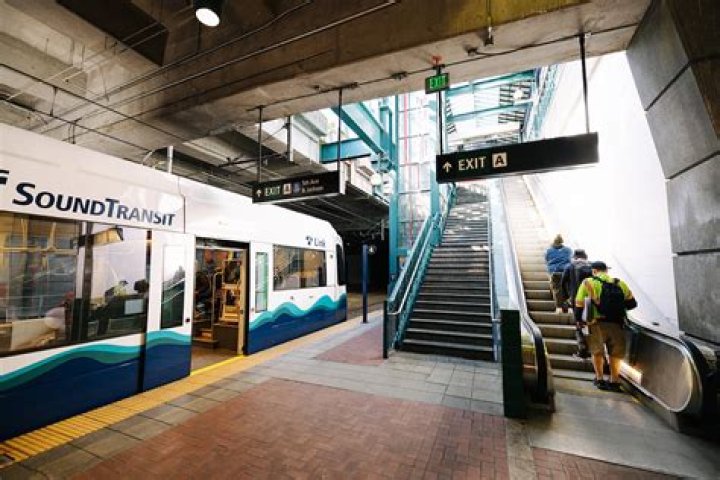 How much does it cost to ride the light rail in Seattle