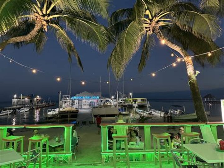 What kind of food should I bring to the beach