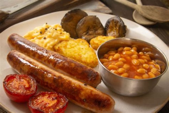 What kind of sausage is used in an English breakfast