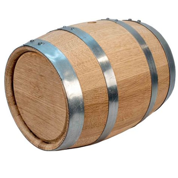 What kind of wood is used in whiskey barrels